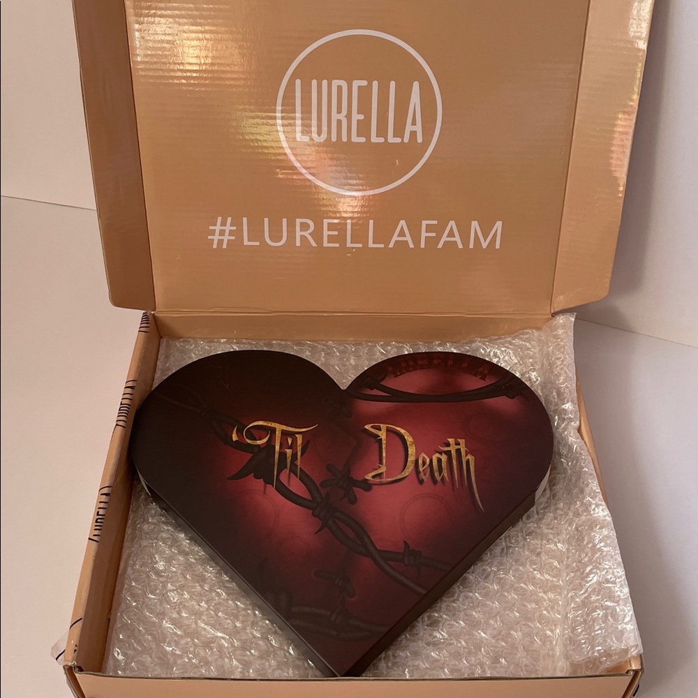 NIB Heart-Shaped 'Til Death' Makeup Palette - Picture 9 of 9